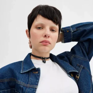 Collier ras du cou en résine avec breloque cœur