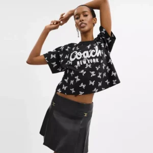 T-shirt court avec signature en cursive et imprimé représentant des boucles