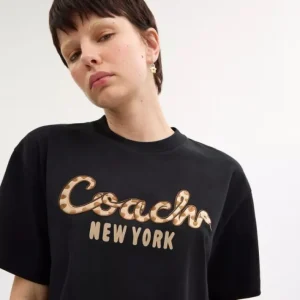 T-shirt court Nouvel An serpent à écriture Coach en coton biologique